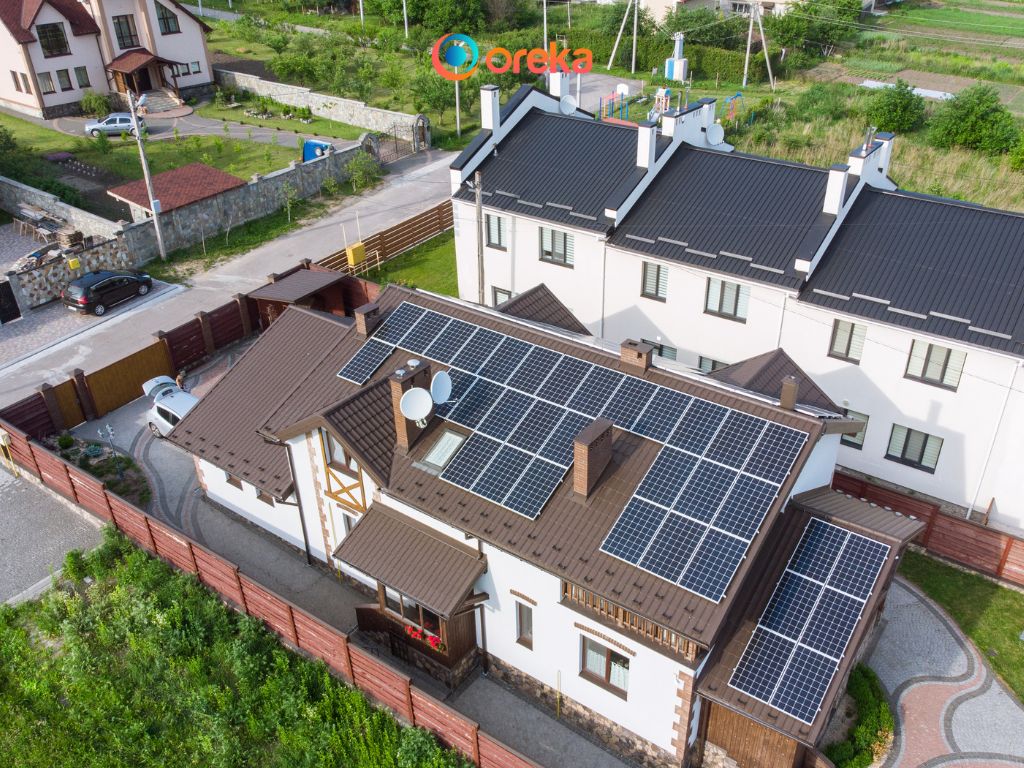 năng lượng sạch tiếng anh, hình ảnh các tấm pin năng lượng mặt trời được đặt trên mái nhà