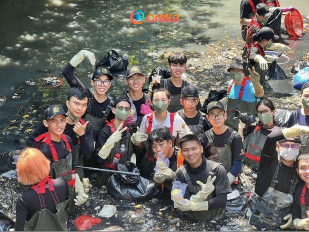 nhóm bạn trẻ Sài Gòn Xanh đang dọn dẹp môi trường