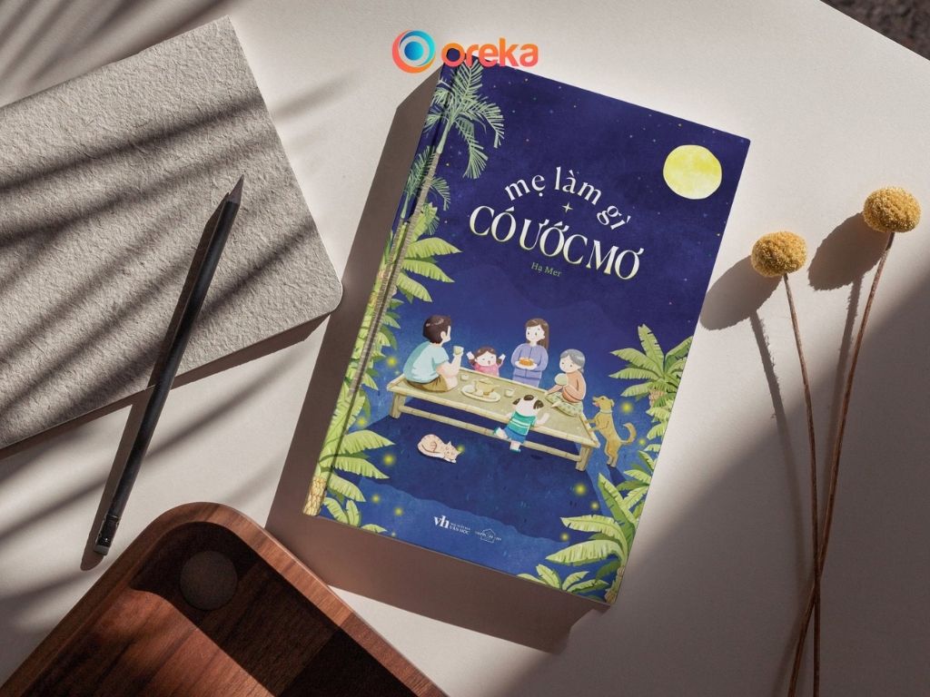 Review Mẹ làm gì có ước mơ. Hình ảnh cuốn sách được đặt trên bàn.