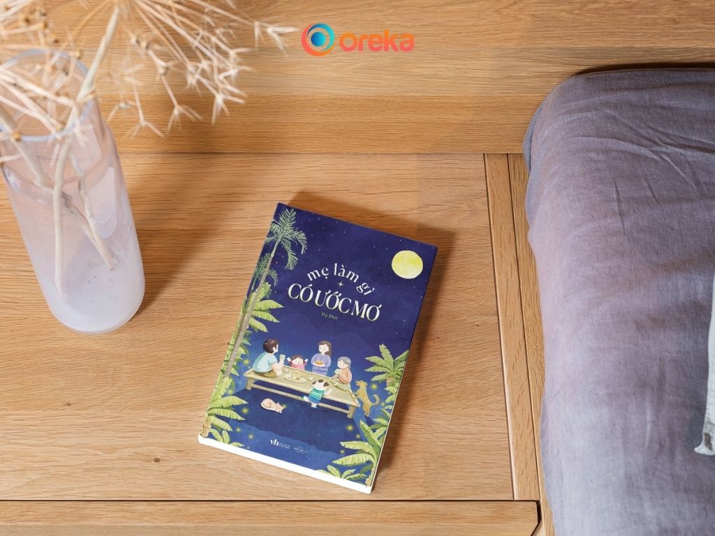 Sách Mẹ làm gì có ước mơ. Hình ảnh cuốn sách được đặt trên tủ gỗ đầu giường.