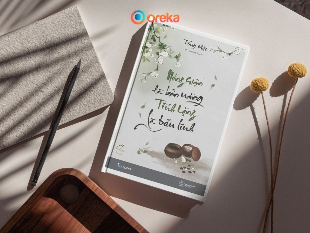 Review Sách Nóng Giận Là Bản Năng Tĩnh Lặng Là Bản Lĩnh 1 Hình ảnh cuốn sách Nóng giận là bản năng tĩnh lặng là bản lĩnh được đặt trên mặt bàn, bên cạnh có một cuốn sổ, một cây bút, 2 cành hoa khô và một 1/4 khay gỗ.